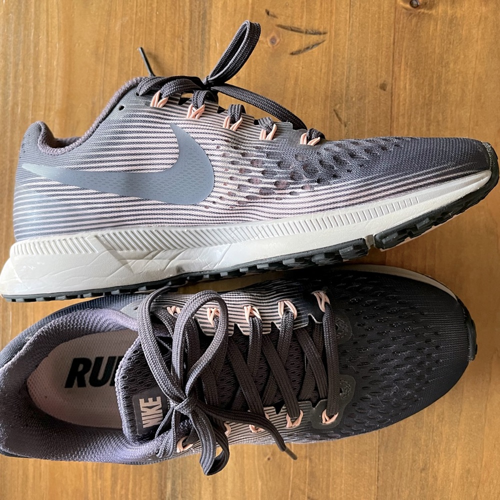 Nike zoom womens running shoe size 8 LIKE NEW!